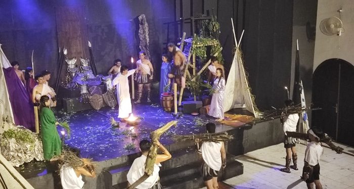 Kelompok teater pemuda GMIM Maranatha Karame tampil memukau dengan lakon Anak-anak Yerusalem. (foto: Barta1)