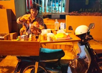 Effenberg meracik kopi di atas Honda Astrea. (foto: Meikel/Barta1)