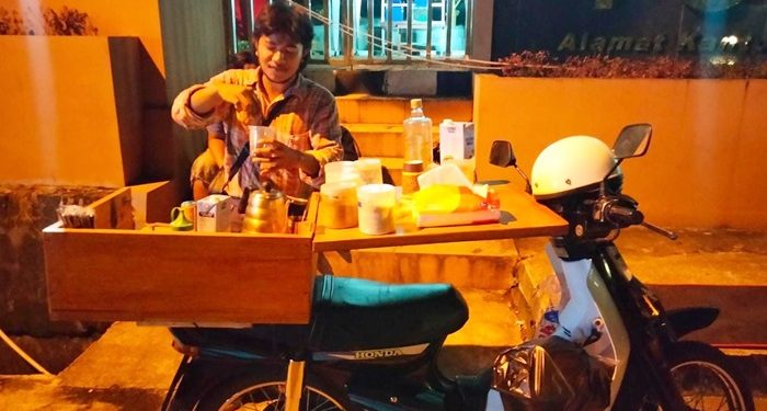 Effenberg meracik kopi di atas Honda Astrea. (foto: Meikel/Barta1)