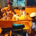 Effenberg meracik kopi di atas Honda Astrea. (foto: Meikel/Barta1)