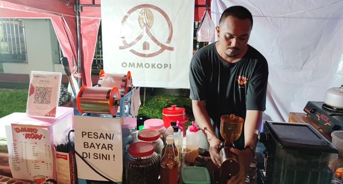 Ommo Kopi hadir di lokasi lomba teater, GMIM Victory Kairagi Weru. (foto: Barta1)