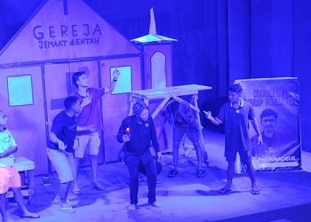 Penampilan kelompok teater Yarden SKI di panggung lomba seri B. (foto: Barta1)