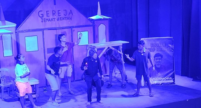 Penampilan kelompok teater Yarden SKI di panggung lomba seri B. (foto: Barta1)