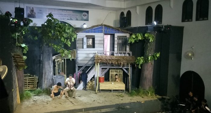 Penampilan salah satu kelompok teater di lomba seri A. (foto: Barta1)