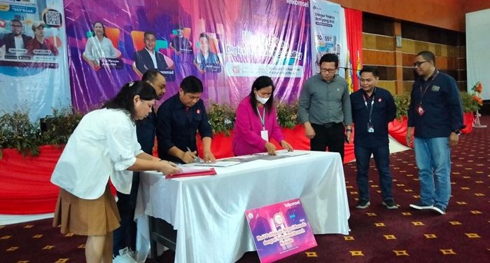 Penandatangan MOU Politeknik Negeri Manado bersama Telkomsel. (foto: Meikel/Barta1)
