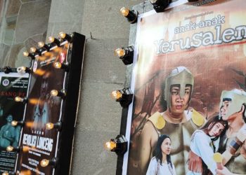 Poster pementasan festival teater FSPG 2022 di akses masuk ke gedung gereja Victory Kairagi Weru. (foto: Barta1)