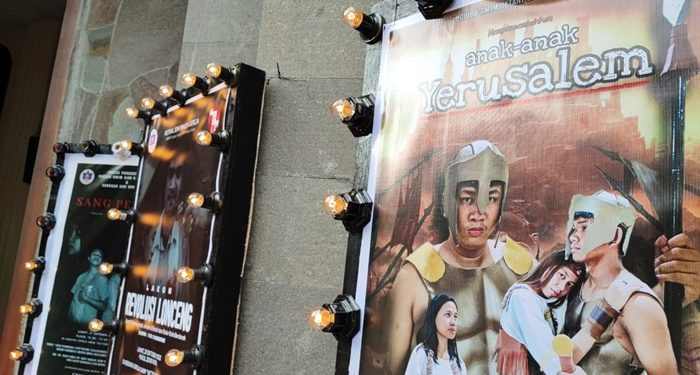 Poster pementasan festival teater FSPG 2022 di akses masuk ke gedung gereja Victory Kairagi Weru. (foto: Barta1)