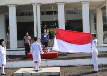 Upacara bendera memeringati hari Sumpah Pemuda di lingkungan Polimdo. (foto: Meikel/Barta1)