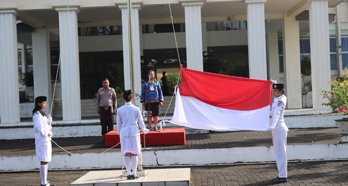 Upacara bendera memeringati hari Sumpah Pemuda di lingkungan Polimdo. (foto: Meikel/Barta1)