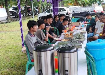 Panitia lokal menjamu peserta dan tamu di bangsal konsumsi. (foto: Barta1)