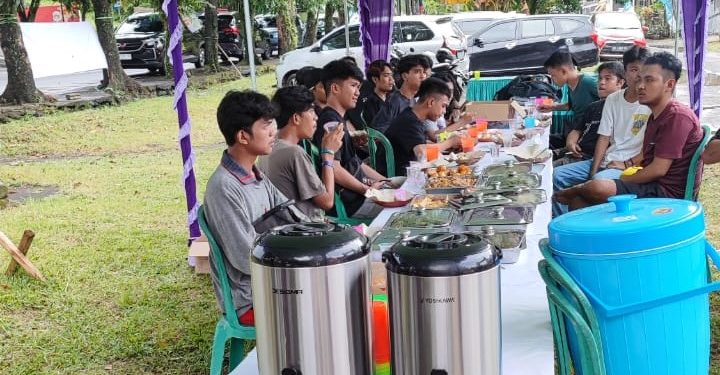 Panitia lokal menjamu peserta dan tamu di bangsal konsumsi. (foto: Barta1)