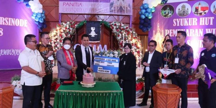 Braien Waworuntu Serahkan 2 Mobil Operasional GMIM Sion Rambunan