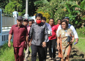 Ketua DPRD Provinsi Sulawesi Utara, dr. Fransiskus Andy Silangen, Sp.B KBD bersama rombongan sedang berjalan menuju tempat pelaksanaan reses.