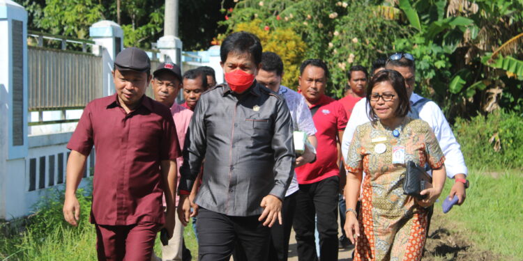 Ketua DPRD Provinsi Sulawesi Utara, dr. Fransiskus Andy Silangen, Sp.B KBD bersama rombongan sedang berjalan menuju tempat pelaksanaan reses.