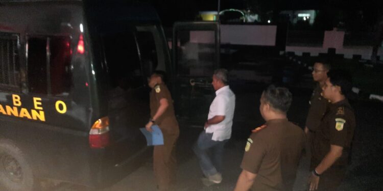 Tersangka saat digiring ke mobil tahanan Cabjari Kepulauan Talaud di Beo.