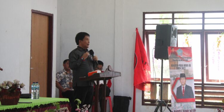 dr. Fransiskus Andy Silangen, Sp.B KBD saat berdiskusi dengan masyarakat.