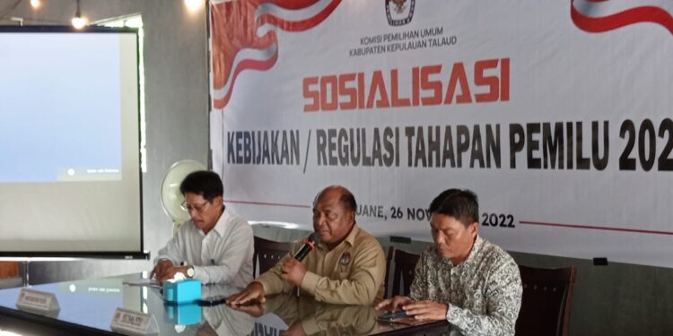 Ketua KPU Kabupaten Kepulauan Talaud, Aripatria Pandesingka, saat memberikan sambutan dalam kegiatan sosialisasi kebijakan/regulasi tahapan Pemilu 2024, di Kensho Coffee & Resto.