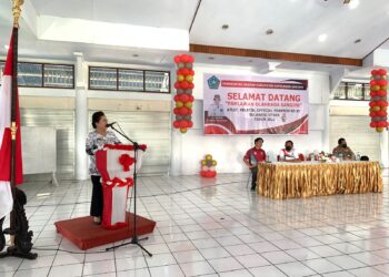 Foto: Penjabat Bupati Sangihe, dr. Rinny Tamuntuan saat menyampaikan sambutan kedatangan atlet-atlet Sangihe di Papanuhung Santiago Tampungang Lawo. (Dok. Istimewa)