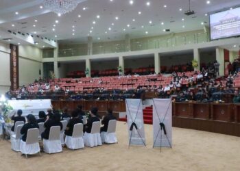 Almarhum Johny Panambunan Disemayamkan di DPRD Sulut