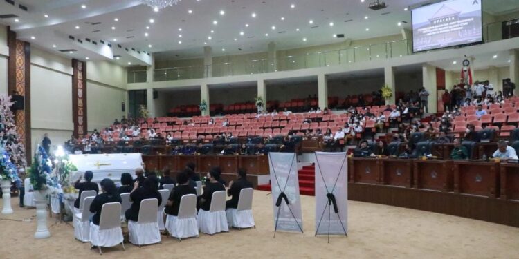 Almarhum Johny Panambunan Disemayamkan di DPRD Sulut