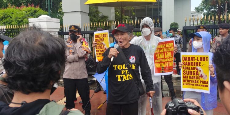 Warga Sangihe melakukan aksi demontrasi menolak kehadiran perusahan tambang PT TMS. (foto: istimewa)