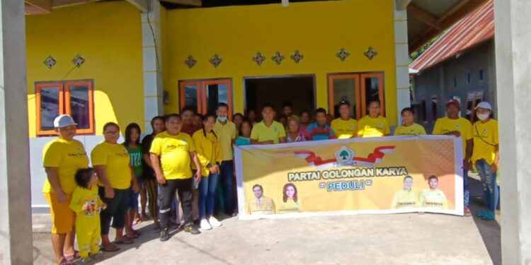 Aksi peduli sesama dengan membagilan bingkisan Natal oleh DPD II Partai Golkar Kabupaten Kepulauan Talaud.