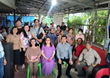 Wakil Ketua DPRD Sulut, Victor Mailangkay saat melakukan Sosbang di Malalayang 2.. (foto-foto: Setwan DPRD Sulut)