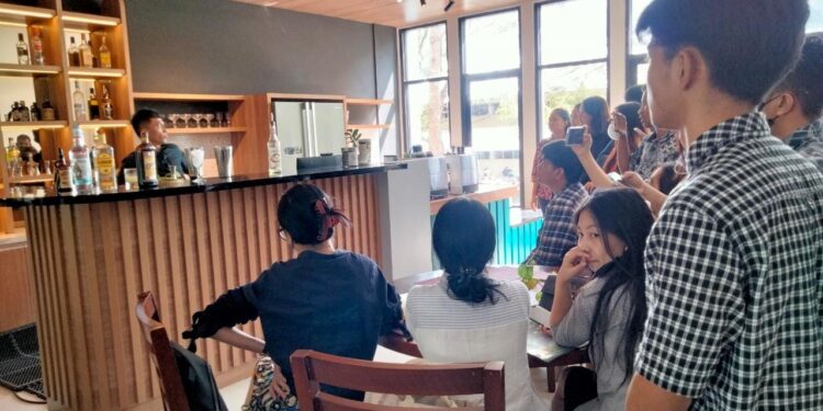 Manfaat Mata Kuliah Bartender bagi Mahasiswa Politeknik Negeri Manado