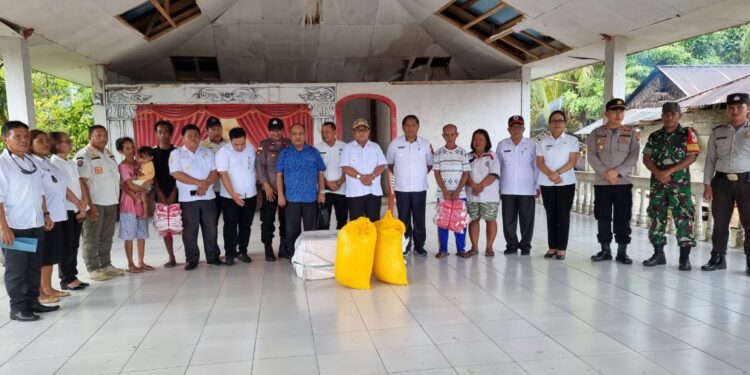 Wakil Bupati Kepulauan Talaud, Drs. Moktar Arunde Parapaga bersama bersama sejumlah pejabat di lingkungan Pemda saat penyerahan bantuan kepada korban kebakaran.