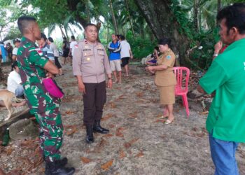 Kapolsek Essang, Ipda Kris Laruanaung, S.AP saat berada di pantai Desa Kuma.