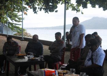 Kristian Bastian Aesong, S.Pd, saat memberikan pendapat dalam kegiatan bersama Kapolres Kepulauan Talaud.