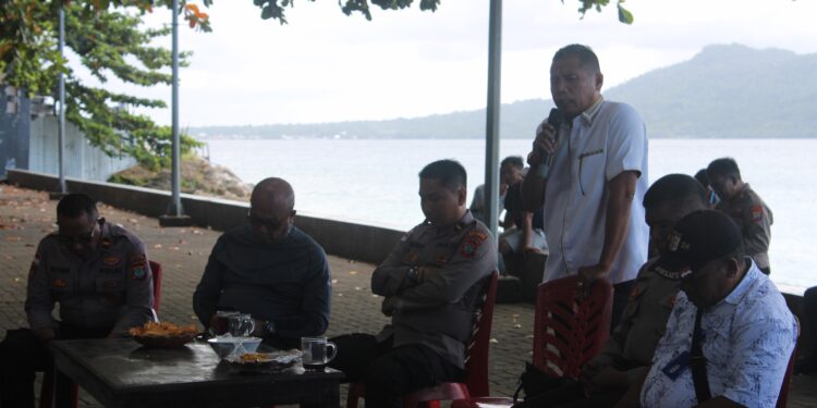 Kristian Bastian Aesong, S.Pd, saat memberikan pendapat dalam kegiatan bersama Kapolres Kepulauan Talaud.