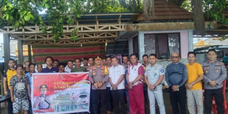 Foto bersama Kapolres Kepulauan Talaud, AKBP Dandung Putut Wibowo, S.I.K., S.H., M.H. bersama masyarakat usai pelaksanaan kegiatan Wette Magatto Kamtibmas Su Tampa Pangopian.
