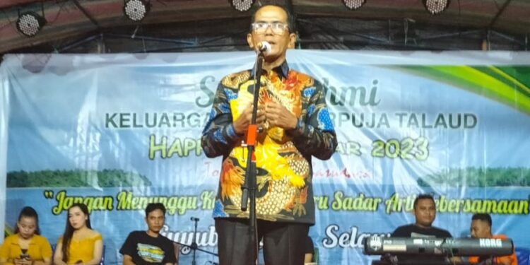 Godfried R Timpua, S.IP saat menyampaikan pesan di acara silaturahmi keluarga besar Perpuja