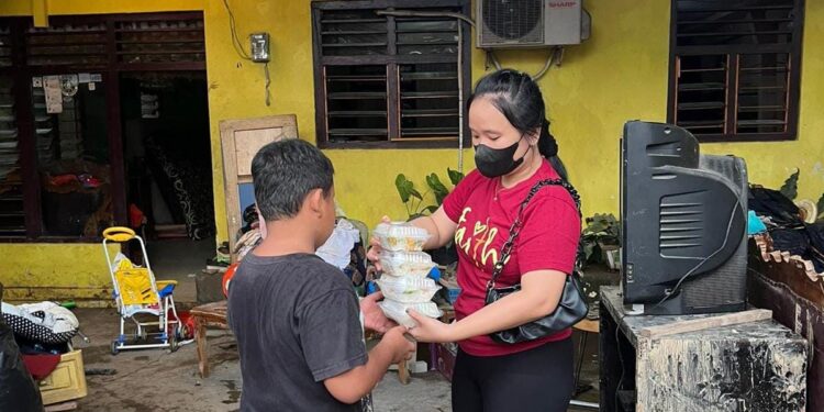 53 Bayi Terdampak Bencana di Mahawu, Komunitas MJB Bagi Makanan