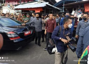 Presiden Jokowi Tiba di Pasar Pinasungkulan, Pedagang Berebut Foto