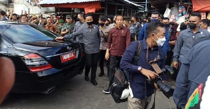 Presiden Jokowi Tiba di Pasar Pinasungkulan, Pedagang Berebut Foto