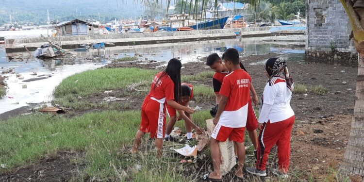 Sambut Tulude, Siswa SMAN 3 Bitung Bersihkan Sampah di Pantai Lembeh