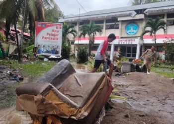 2 Tanggul Jebol, 6 Ruangan Milik SMPN 11 Manado Tergenang