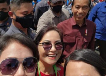 Momen Langka Sekwan Sandra Moniaga Foto Bersama Presiden Jokowi