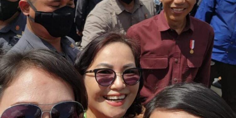 Momen Langka Sekwan Sandra Moniaga Foto Bersama Presiden Jokowi