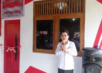 Foto: Penjabat Bupati Sangihe, dr. Rinny Tamuntuan meresmikan Pojok Baca Digital. (Dok. Rendy/Barta1)