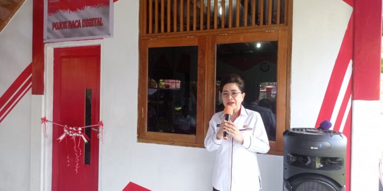 Foto: Penjabat Bupati Sangihe, dr. Rinny Tamuntuan meresmikan Pojok Baca Digital. (Dok. Rendy/Barta1)