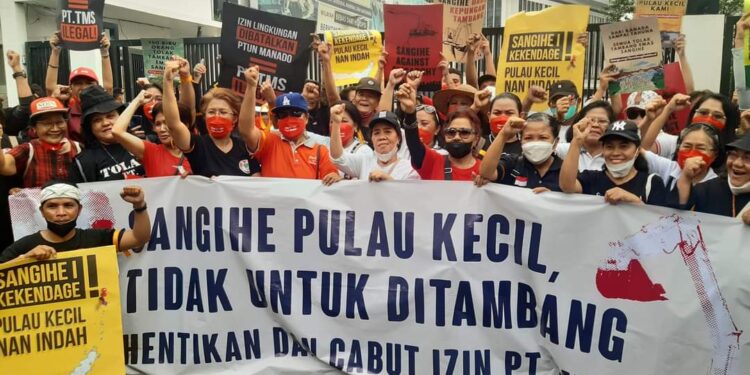 foto: Aksi koalisi Save Sangihe Island di depan Kementerian ESDM. (Dok. Jatam)