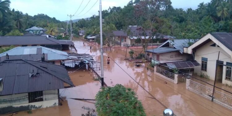 Foto: Banjir mulai berangsur surut, tampak rumah-rumah warga yang terendam di Kampung Laine. (Dok. Istimewa)