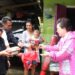 Foto: PJ. Bupati Sangihe dr. Rinny Tamuntuan menyerahkan bantuan di lokasi bencana di Manganitu Selatan. (Dok. Istimewa)