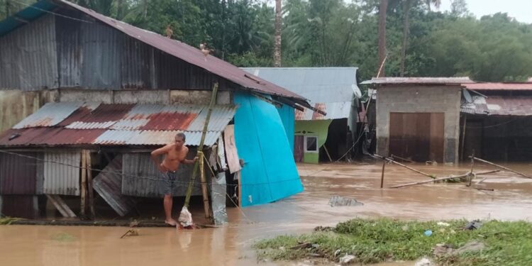 3 Rumah Hanyut, Ratusan Warga Tergenang Air di Singkil II Lingkungan 5, Belum Ada Bantuan