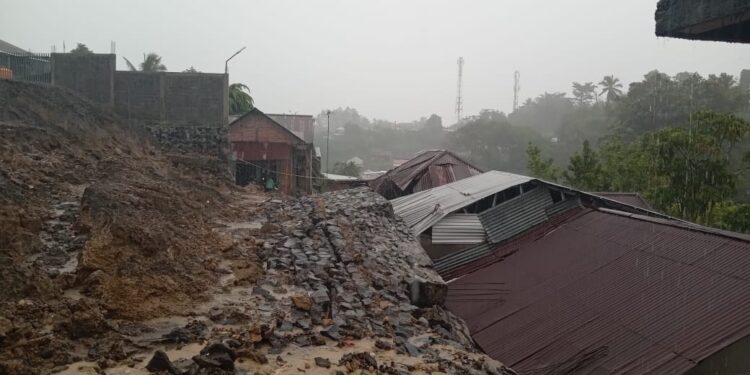 Dinilai Asal-asalan, Talud 5 Meter di Singkil 2 Longsor Hantam Rumah Warga