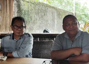 Capt. Krets Mamondole (kanan) diskusi bersama sejumlah tokoh. (foto: Randy Dilo/Barta1)