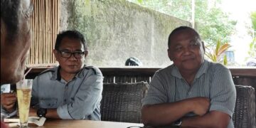 Capt. Krets Mamondole (kanan) diskusi bersama sejumlah tokoh. (foto: Randy Dilo/Barta1)